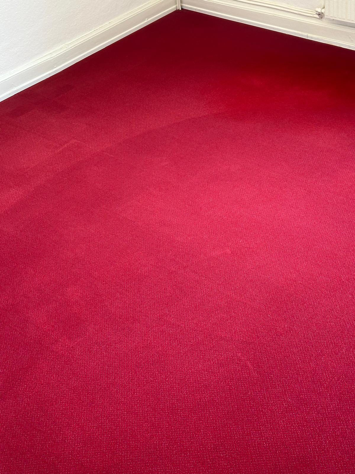 Nachher: Roter Teppichboden vor und nach der Grundreinigung