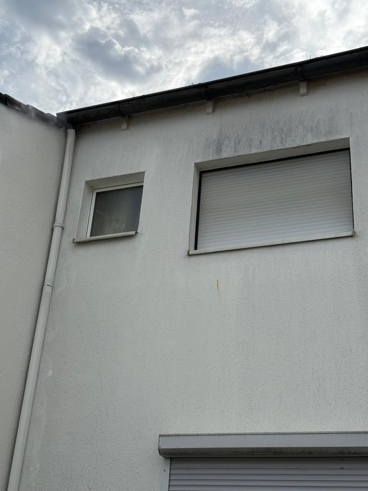 Vorher: Fassade eines Wohnhauses vor und nach der Restauration