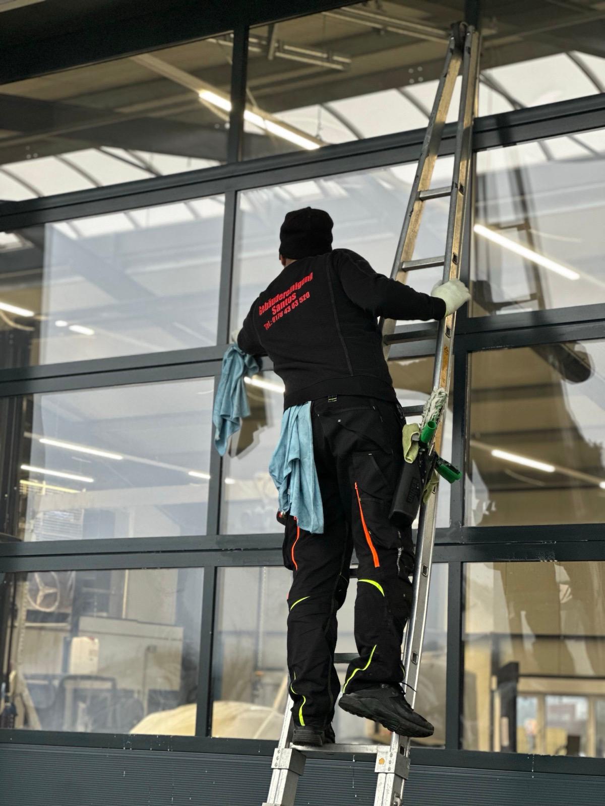 Santos-Team bei der Glasreinigung einer Hallenfassade