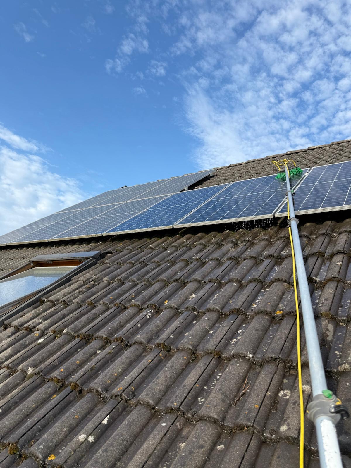 Reinigung einer PV-Anlage mit Teleskop und Osmosewasser